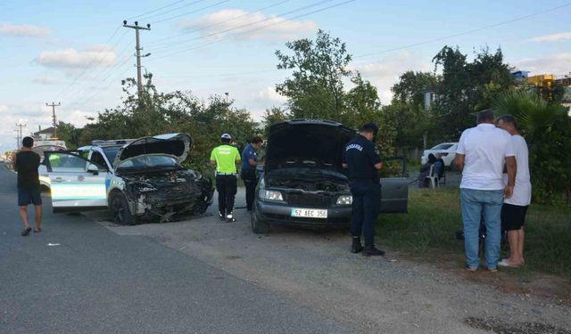Ordu’da kontrolden çıkan otomobil, polis otosuna çarptı: 2 yaralı