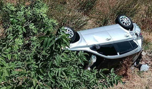 Otomobil duvardan düştü: 2 yaralı