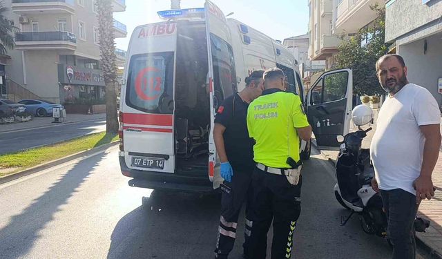 Otomobil ile çarpışan motosikletli yaralandı: Kaza anı güvenlik kamerasında
