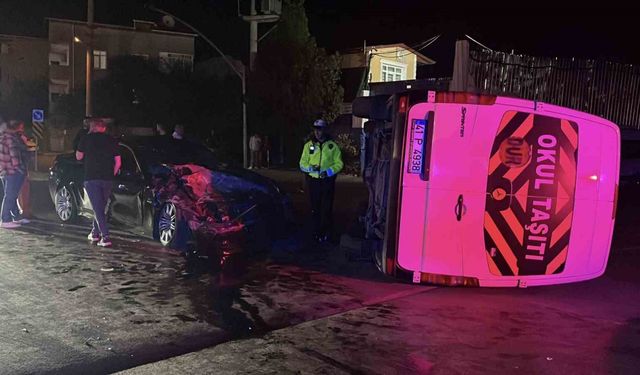 Otomobil ile çarpışan servis minibüsü devrildi: 1 yaralı
