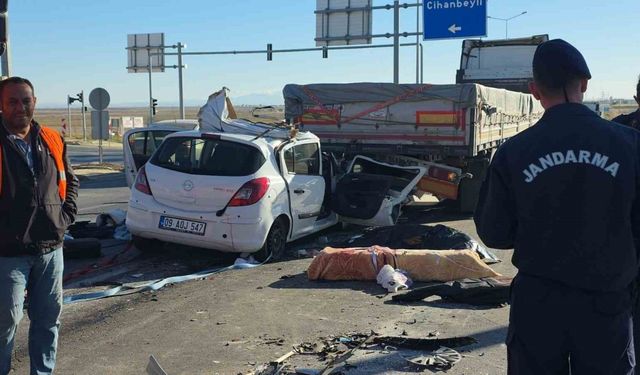 Otomobil ışıkta bekleyen tıra arkadan çarptı: Anne öldü, sürücü oğlu ise ağır yaralı