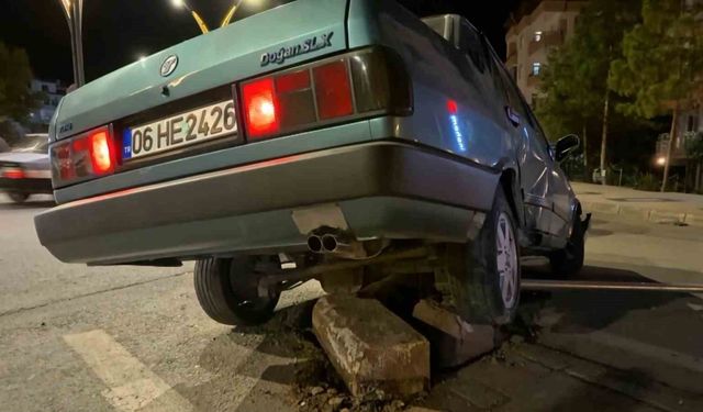 Otomobil refüje çıktı, kazanın ardından araçtan inip kaçtılar