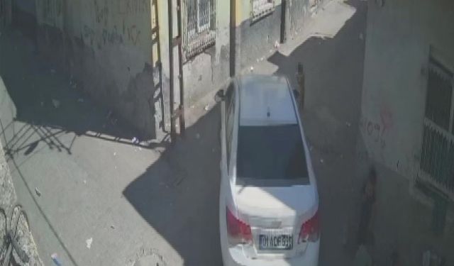 Otomobilin çarptığı 2 yaşındaki Cumali hayatını kaybetti: Kaza anı kamerada