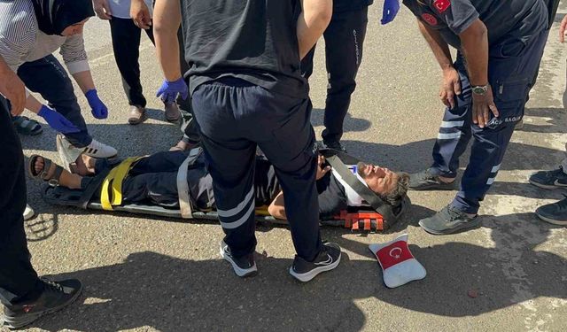 Otomobille çarpışan motosikletin sürücüsü yaralandı