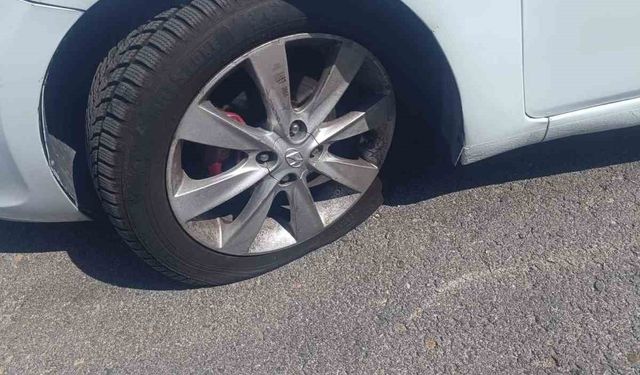 Otomobillerin lastiklerine zarar veren şahıs kameralara yakalandı