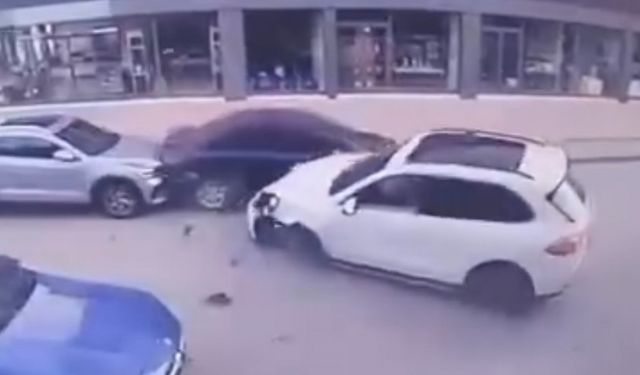 Panelvan ile çarpışan Porsche’nin tekeri koptu