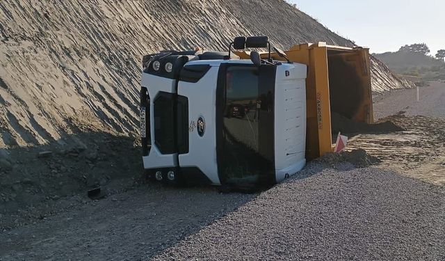Park halindeki kamyon hareket edip devrildi