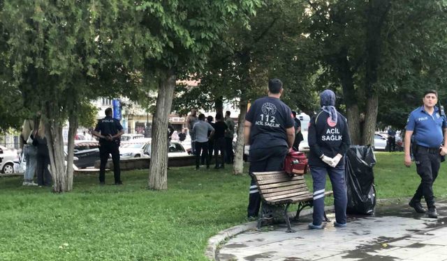 Parkta kızlarının gözü önünde bıçağı boğazına dayayan adamı polisler ikna etti