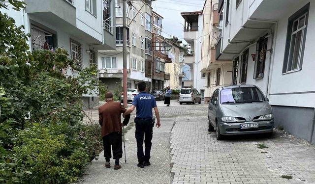 Polisten örnek davranış: Ekipler kayıp yaşlıyı evine götürdü