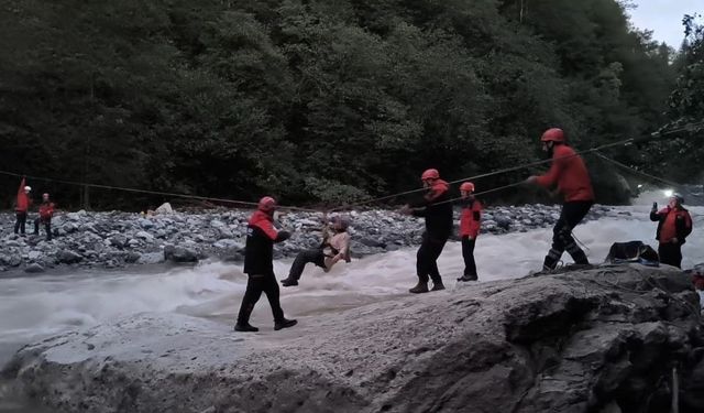 Rize’de kullandığı teleferik selde zarar görünce evinde mahsur kalan kadın kurtarıldı