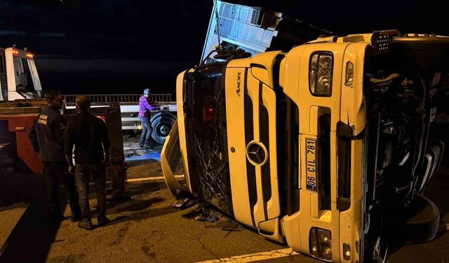 Rize’de tır yola devrildi: 2 yaralı