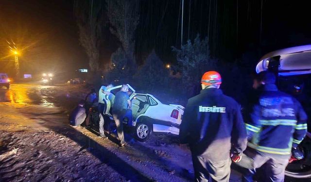 Sağanak sonrası çamura saplanan araç mahsur kaldı
