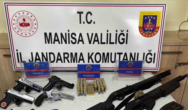 Salihli’de ikametten çok sayıda ruhsatsız tabanca ve tüfek çıktı