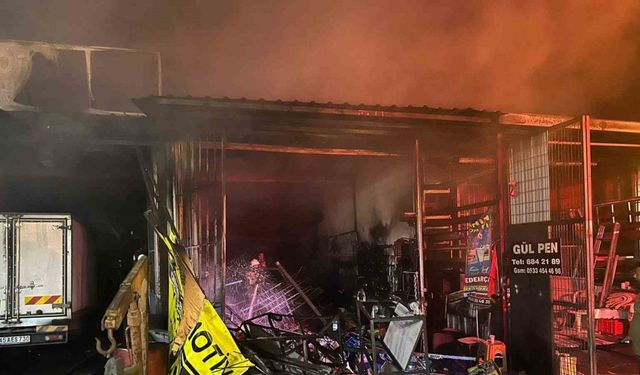 Sanayi sitesindeki yangında 7 iş yeri ve 3 araç yandı