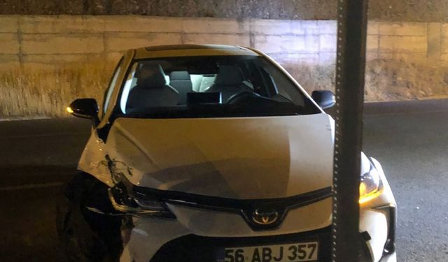 Siirt’te kontrolden çıkan araç elektrik direğine çarptı