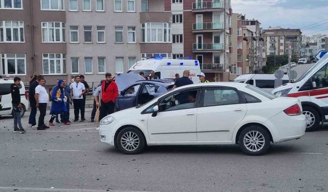 Sinop’ta iki otomobil çarpıştı: 2 yaralı