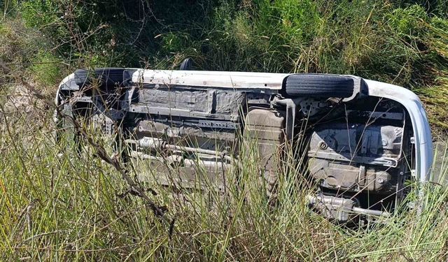 Sulama kanalına uçan otomobilin sürücüsü kazayı yara almadan atlattı