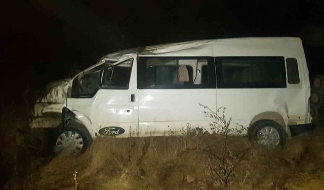Sürücüsünün kontrolünden çıkan midibüs tarlaya uçtu: 1 yaralı