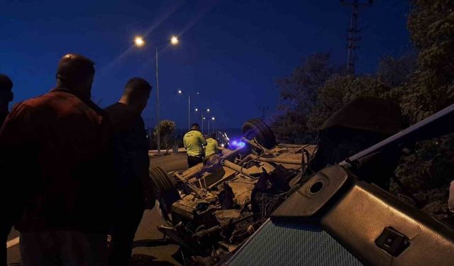 Taşa çarpan Tofaş hurdaya döndü: 2 kişi yaralandı