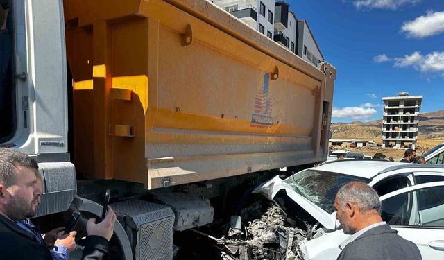Tatvan’da kamyon ile otomobil çarpıştı: 3 yaralı