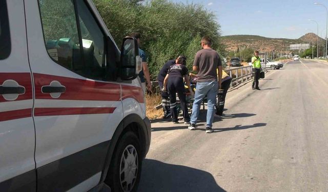 Tavşanlı’da motosiklet kazası, sürücü kask sayesinde ölümden öndü