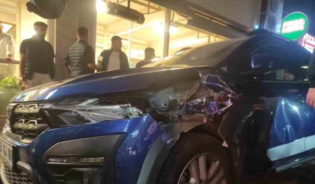 Tekirdağ’da 3 otomobil ve 2 motosikletin çarpıştığı kazada 2 kişi yaralandı