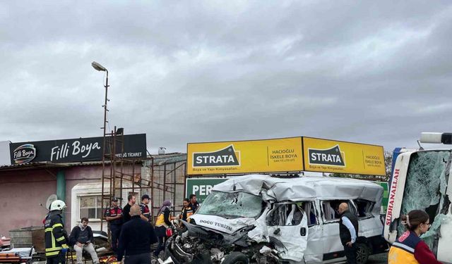 Tekirdağ’da işçi servisi ile kamyon çarpıştı: Çok sayıda yaralı