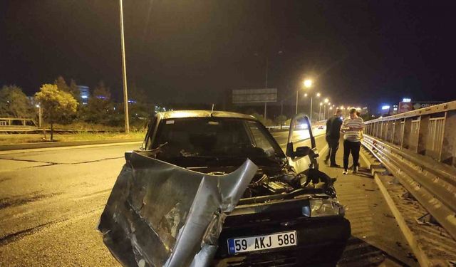 Tekirdağ’da lastiği patlayan otomobil bariyerlere çarptı