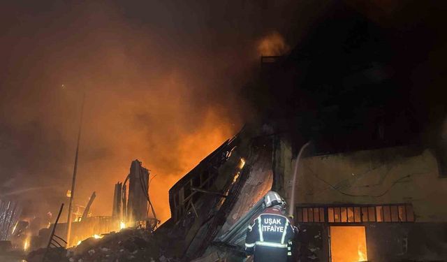 Tekstil deposu ve fabrikada çıkan yangın kontrol altında: 1’i itfaiye eri 2 yaralı