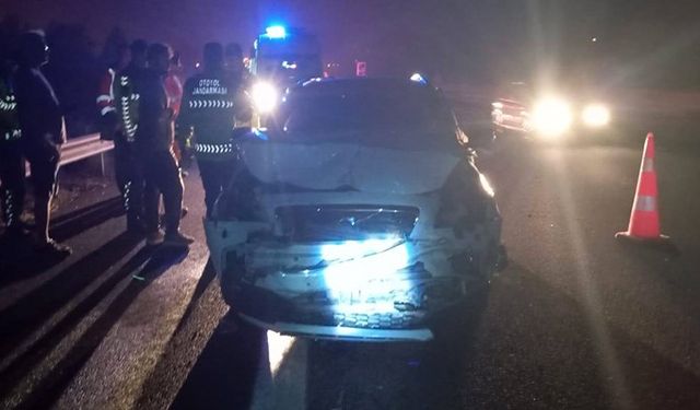 TEM’de tıra çarpan otomobil hurdaya döndü: 1 yaralı