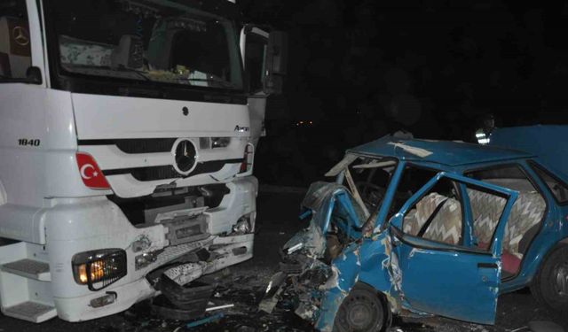 Tır ile otomobil kafa kafaya çarpıştı: 3 ölü