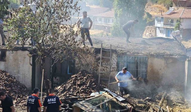 Tokat’ta bir ev ve samanlık tamamen yanarak kullanılmaz hale geldi