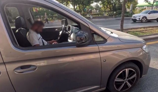 Trafikte uyuya kalan sürücü kameraya yansıdı