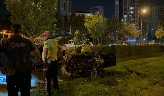 Tramvay yoluna uçan otomobil hurdaya döndü: 1 ölü, 1 yaralı