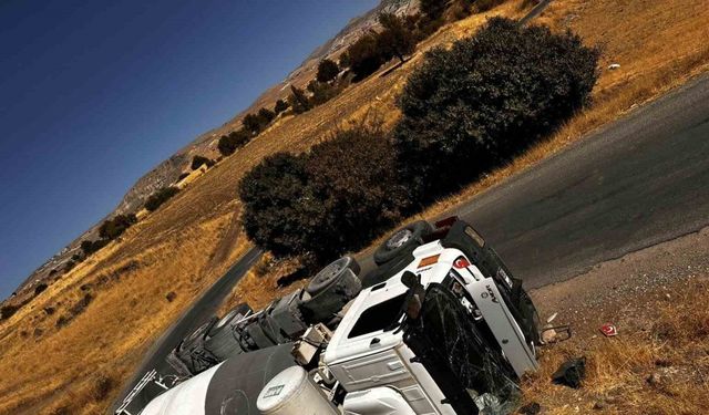 Tunceli’de beton mikseri ve tır devrildi