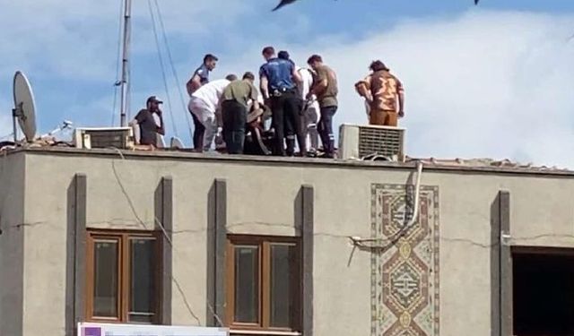 Ümraniye’de çatıya çıkan vatandaşı polis ikna etti
