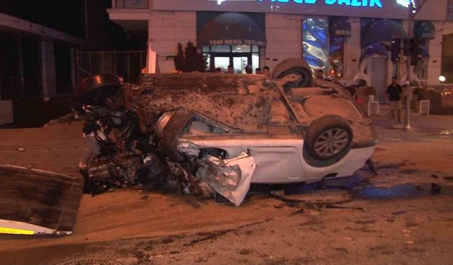 Ümraniye’de İETT otobüsüne otomobil çarptı: 1’i ağır 2 yaralı