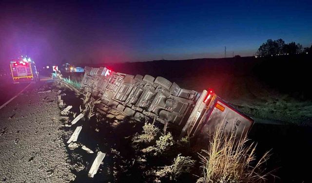 Uzunköprü’de devrilen tırın sürücüsü yaralandı