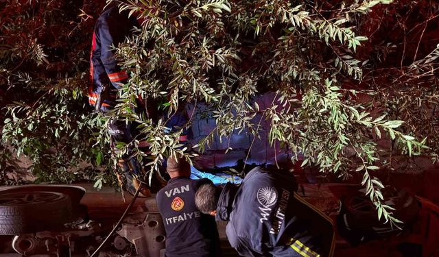 Van’da otomobil su kanalına düştü: 1 yaralı