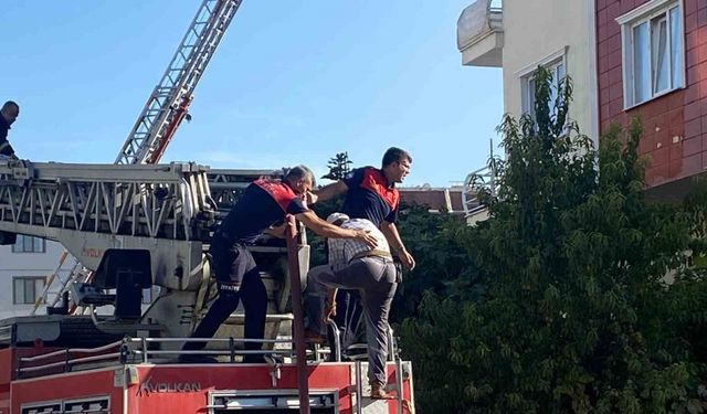 Yangın çıkan çatıda mahsur kalan işçi kurtarıldı