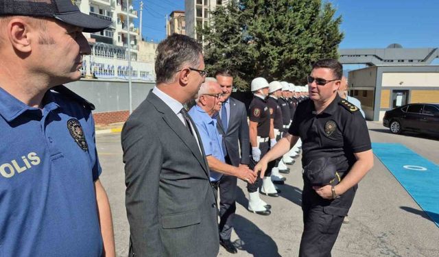 Yeni Emniyet Müdürü, kendisini karşılayan şehit babasının elini öptü