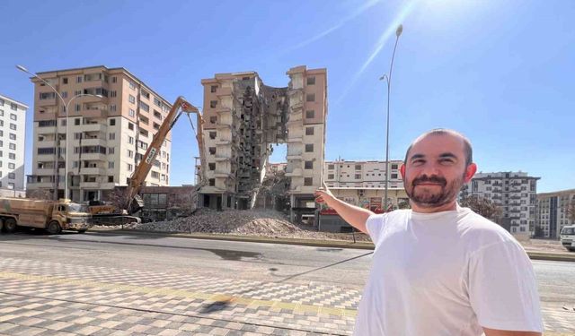 Yıkım çalışması sürüyor: Ortasında dev boşluk kalan bina dikkat çekti