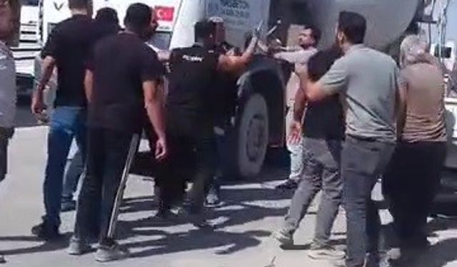 Yol verme tartışmasında sinirlenen vatandaş, kendini ringde hissedercesine kamyonu yumrukladı