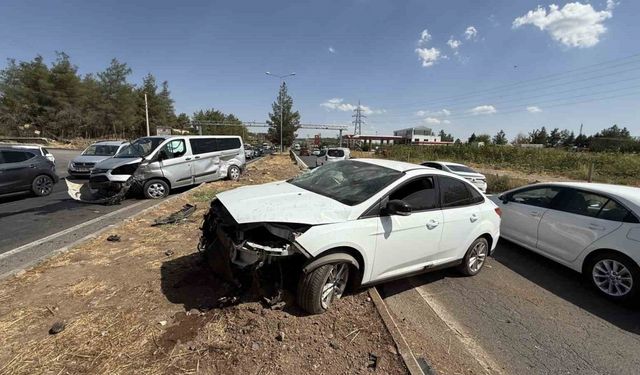 Yola kontrolsüz giren kamyonet, çarptığı otomobili karşı yola fırlattı