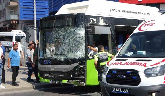 Yolcu otobüsü ile kamyonet çarpıştı: 1’i çocuk 6 yaralı