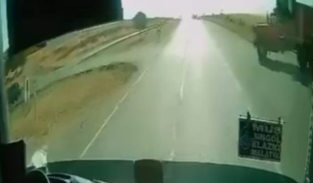 Yolcu otobüsü ile kamyonetin kaza anı kamerada
