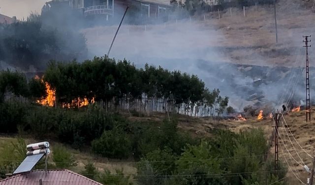 Yüksekova’da anız yangını