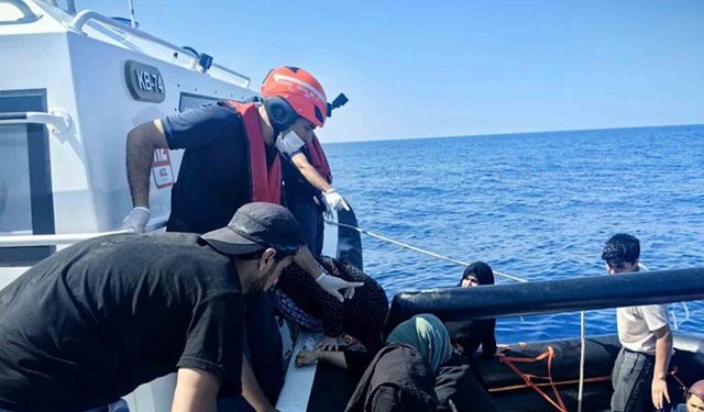 Yunanistan’ın geri ittiği 35 düzensiz göçmen kurtarıldı