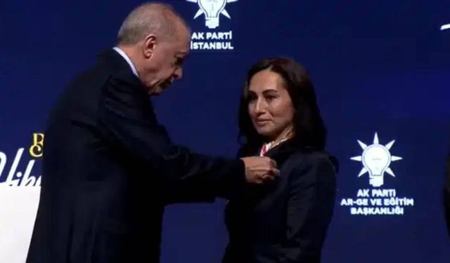 Cumhurbaşkanı Erdoğan Özlem Vural Gürzel'in rozetini taktı