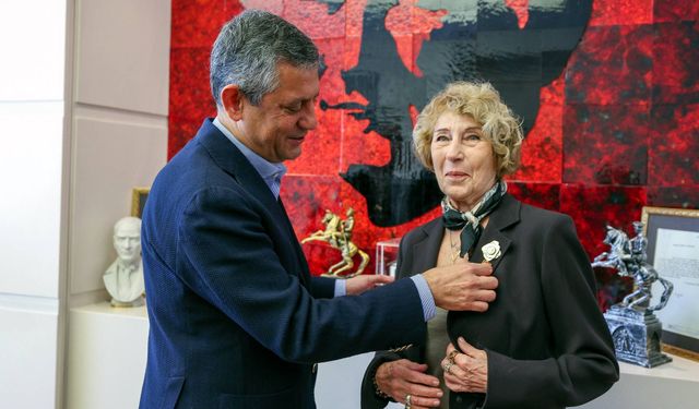 Yazar Ayşe Kulin CHP'ye katıldı